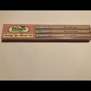 The Vintage Cosmetic Smokey Eye Brush Set